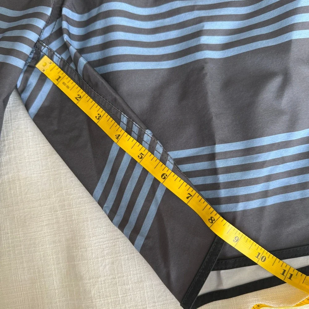 Vuori Mens V-Cycled Performance Board Shorts Grey Blue Striped Size M 7.5 Inseam